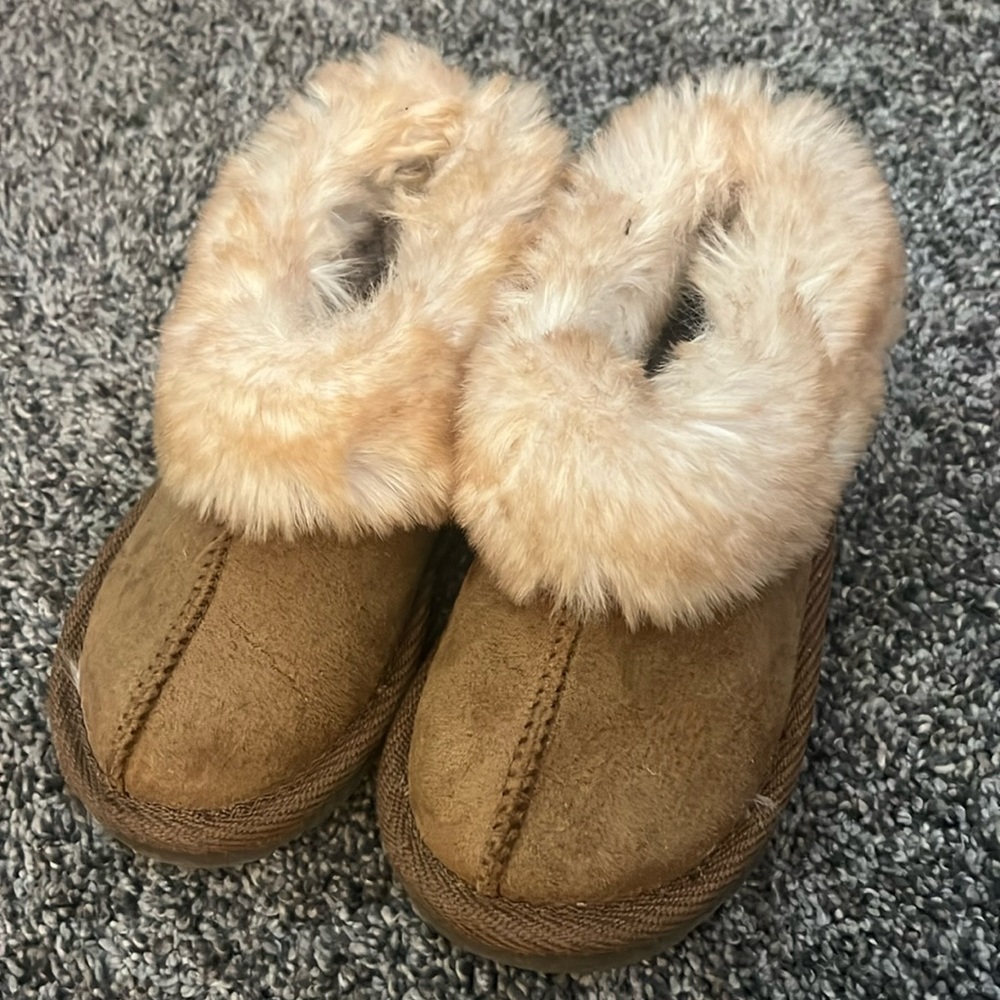 Toddler girls size 7 slippers.